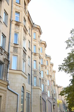 Stalin tarzında eski Sovyetler Birliği evlerinin mimarisi. Rusya 'da eski bir konut binasının dış cephesi