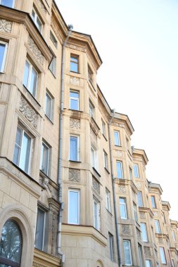 Stalin tarzında eski Sovyetler Birliği evlerinin mimarisi. Rusya 'da eski bir konut binasının dış cephesi