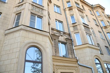 Stalin tarzında eski Sovyetler Birliği evlerinin mimarisi. Rusya 'da eski bir konut binasının dış cephesi