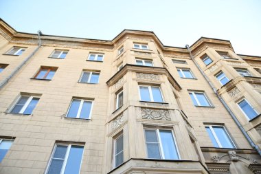 Stalin tarzında eski Sovyetler Birliği evlerinin mimarisi. Rusya 'da eski bir konut binasının dış cephesi