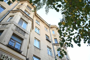 Stalin tarzında eski Sovyetler Birliği evlerinin mimarisi. Rusya 'da eski bir konut binasının dış cephesi