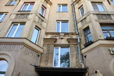 Stalin tarzında eski Sovyetler Birliği evlerinin mimarisi. Rusya 'da eski bir konut binasının dış cephesi