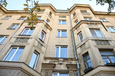 Stalin tarzında eski Sovyetler Birliği evlerinin mimarisi. Rusya 'da eski bir konut binasının dış cephesi