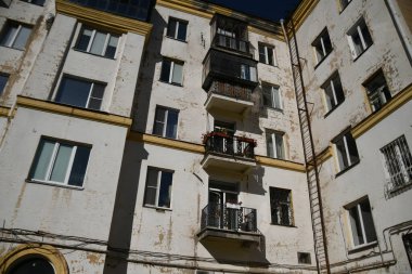 Stalin tarzında eski Sovyetler Birliği evlerinin mimarisi. Rusya 'da eski bir konut binasının dış cephesi