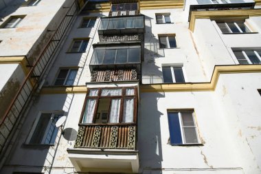 Stalin tarzında eski Sovyetler Birliği evlerinin mimarisi. Rusya 'da eski bir konut binasının dış cephesi