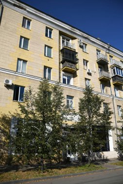 Stalin tarzında eski Sovyetler Birliği evlerinin mimarisi. Rusya 'da eski bir konut binasının dış cephesi