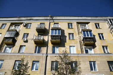 Stalin tarzında eski Sovyetler Birliği evlerinin mimarisi. Rusya 'da eski bir konut binasının dış cephesi