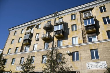 Stalin tarzında eski Sovyetler Birliği evlerinin mimarisi. Rusya 'da eski bir konut binasının dış cephesi