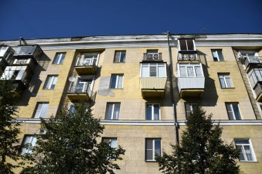 Stalin tarzında eski Sovyetler Birliği evlerinin mimarisi. Rusya 'da eski bir konut binasının dış cephesi