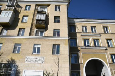 Stalin tarzında eski Sovyetler Birliği evlerinin mimarisi. Rusya 'da eski bir konut binasının dış cephesi