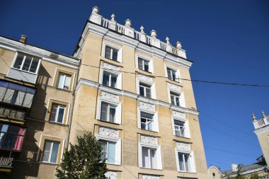 Stalin tarzında eski Sovyetler Birliği evlerinin mimarisi. Rusya 'da eski bir konut binasının dış cephesi