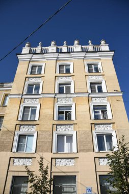 Stalin tarzında eski Sovyetler Birliği evlerinin mimarisi. Rusya 'da eski bir konut binasının dış cephesi