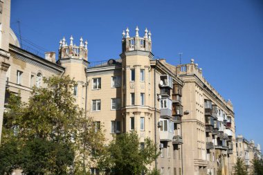 Stalin tarzında eski Sovyetler Birliği evlerinin mimarisi. Rusya 'da eski bir konut binasının dış cephesi