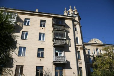 Stalin tarzında eski Sovyetler Birliği evlerinin mimarisi. Rusya 'da eski bir konut binasının dış cephesi