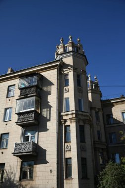 Stalin tarzında eski Sovyetler Birliği evlerinin mimarisi. Rusya 'da eski bir konut binasının dış cephesi