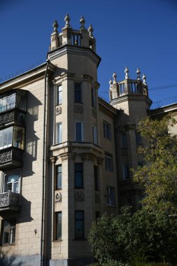 Stalin tarzında eski Sovyetler Birliği evlerinin mimarisi. Rusya 'da eski bir konut binasının dış cephesi