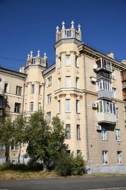 Stalin tarzında eski Sovyetler Birliği evlerinin mimarisi. Rusya 'da eski bir konut binasının dış cephesi