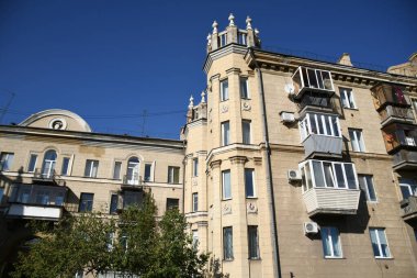 Stalin tarzında eski Sovyetler Birliği evlerinin mimarisi. Rusya 'da eski bir konut binasının dış cephesi