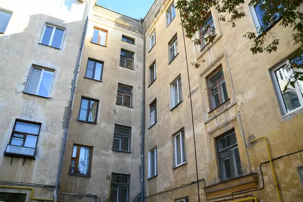 Stalin tarzında eski Sovyetler Birliği evlerinin mimarisi. Rusya 'da eski bir konut binasının dış cephesi