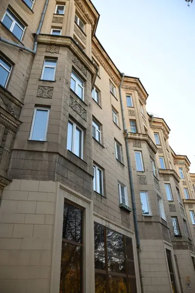Stalin tarzında eski Sovyetler Birliği evlerinin mimarisi. Rusya 'da eski bir konut binasının dış cephesi