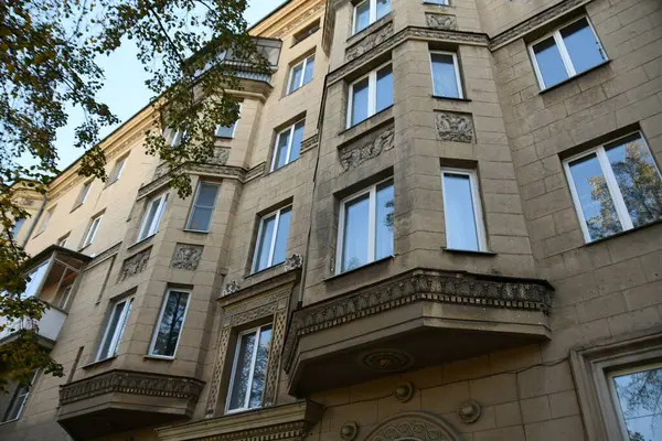 Stalin tarzında eski Sovyetler Birliği evlerinin mimarisi. Rusya 'da eski bir konut binasının dış cephesi
