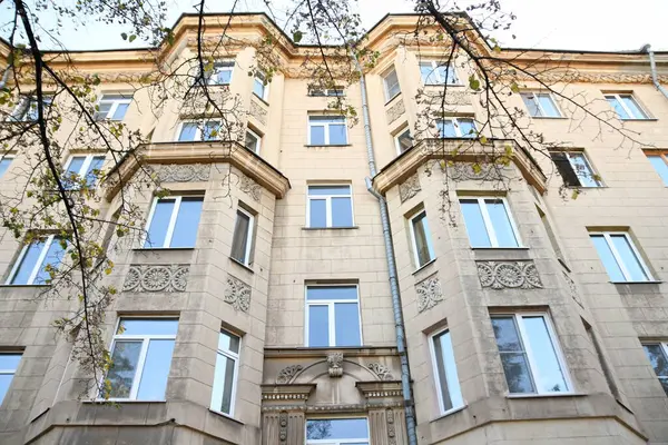 Stalin tarzında eski Sovyetler Birliği evlerinin mimarisi. Rusya 'da eski bir konut binasının dış cephesi