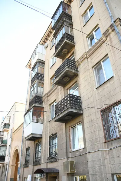 Stalin tarzında eski Sovyetler Birliği evlerinin mimarisi. Rusya 'da eski bir konut binasının dış cephesi