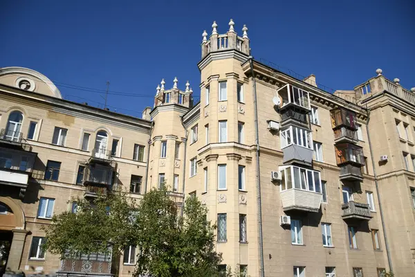 Stalin tarzında eski Sovyetler Birliği evlerinin mimarisi. Rusya 'da eski bir konut binasının dış cephesi