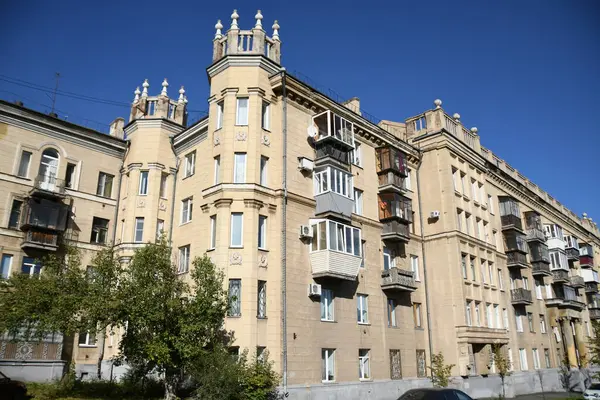 Stalin tarzında eski Sovyetler Birliği evlerinin mimarisi. Rusya 'da eski bir konut binasının dış cephesi