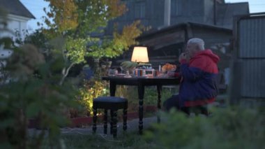 Yaşlı bir beyaz dede, yıl dönümünü ailesiyle kutluyor.