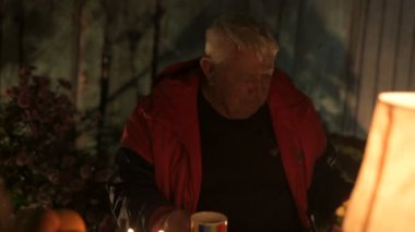 Yaşlı bir beyaz dede, yıl dönümünü ailesiyle kutluyor.