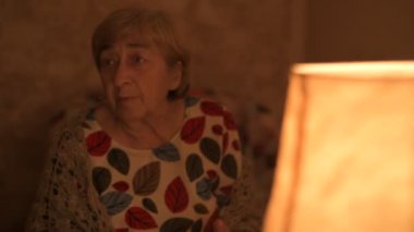 Yaşlı beyaz büyükanne aile ile yıldönümünü kutluyor.