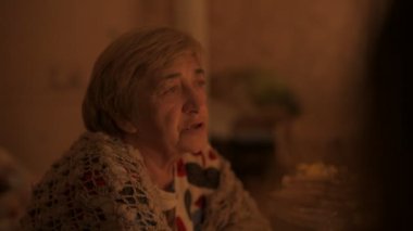 Yaşlı beyaz büyükanne aile ile yıldönümünü kutluyor.