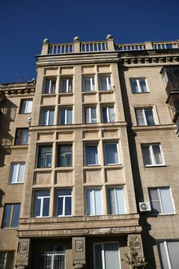 Stalin tarzında eski Sovyetler Birliği evlerinin mimarisi. Rusya 'da eski bir konut binasının dış cephesi