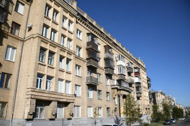 Stalin tarzında eski Sovyetler Birliği evlerinin mimarisi. Rusya 'da eski bir konut binasının dış cephesi