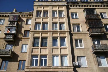 Stalin tarzında eski Sovyetler Birliği evlerinin mimarisi. Rusya 'da eski bir konut binasının dış cephesi