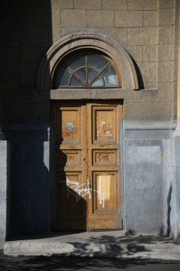 Stalin tarzında eski Sovyetler Birliği evlerinin mimarisi. Rusya 'da eski bir konut binasının dış cephesi