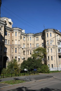 Stalin tarzında eski Sovyetler Birliği evlerinin mimarisi. Rusya 'da eski bir konut binasının dış cephesi