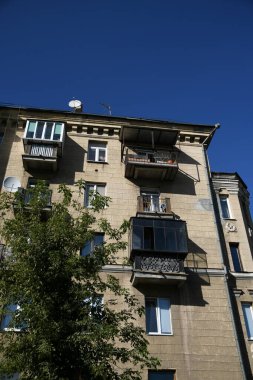 Stalin tarzında eski Sovyetler Birliği evlerinin mimarisi. Rusya 'da eski bir konut binasının dış cephesi