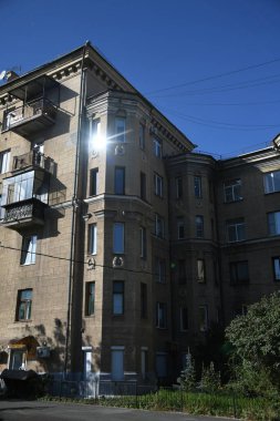 Stalin tarzında eski Sovyetler Birliği evlerinin mimarisi. Rusya 'da eski bir konut binasının dış cephesi