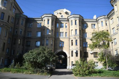 Stalin tarzında eski Sovyetler Birliği evlerinin mimarisi. Rusya 'da eski bir konut binasının dış cephesi