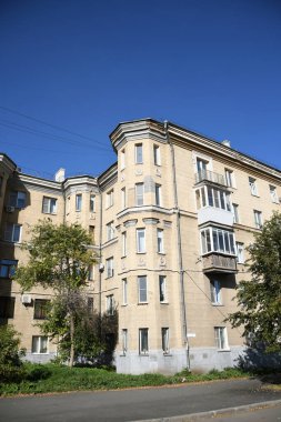 Stalin tarzında eski Sovyetler Birliği evlerinin mimarisi. Rusya 'da eski bir konut binasının dış cephesi