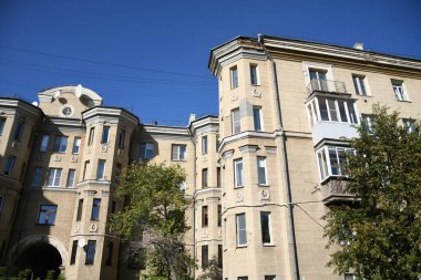 Stalin tarzında eski Sovyetler Birliği evlerinin mimarisi. Rusya 'da eski bir konut binasının dış cephesi
