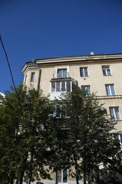 Stalin tarzında eski Sovyetler Birliği evlerinin mimarisi. Rusya 'da eski bir konut binasının dış cephesi