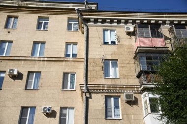 Stalin tarzında eski Sovyetler Birliği evlerinin mimarisi. Rusya 'da eski bir konut binasının dış cephesi