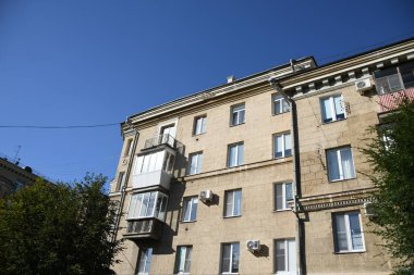 Stalin tarzında eski Sovyetler Birliği evlerinin mimarisi. Rusya 'da eski bir konut binasının dış cephesi