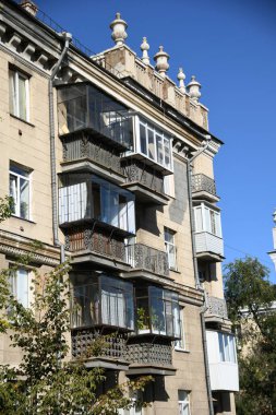 Stalin tarzında eski Sovyetler Birliği evlerinin mimarisi. Rusya 'da eski bir konut binasının dış cephesi