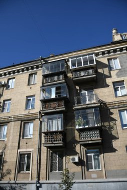 Stalin tarzında eski Sovyetler Birliği evlerinin mimarisi. Rusya 'da eski bir konut binasının dış cephesi