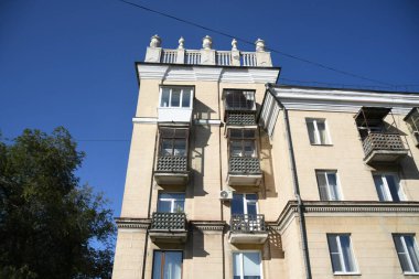 Stalin tarzında eski Sovyetler Birliği evlerinin mimarisi. Rusya 'da eski bir konut binasının dış cephesi