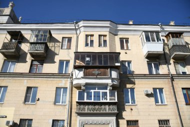 Stalin tarzında eski Sovyetler Birliği evlerinin mimarisi. Rusya 'da eski bir konut binasının dış cephesi